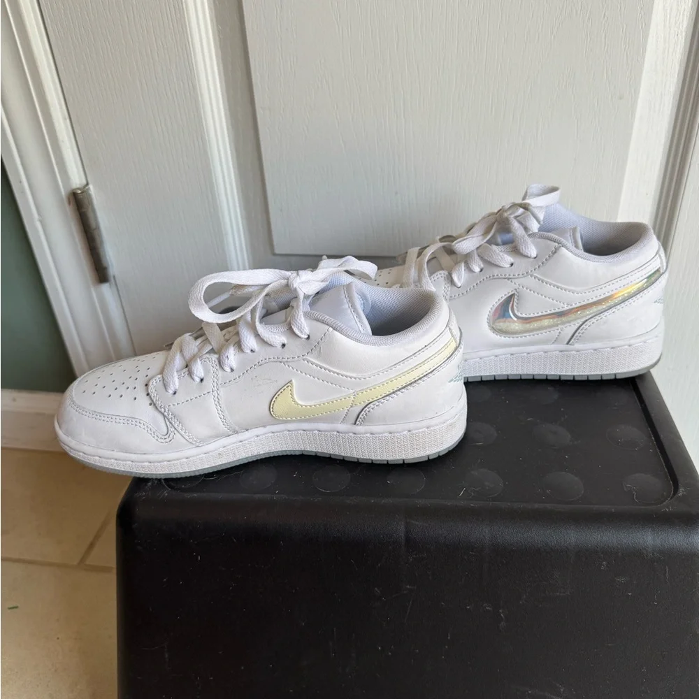 Nike Air Jordan 1 Low Glitter Swoosh Shine FQ9112-100 GS‎ Size 4